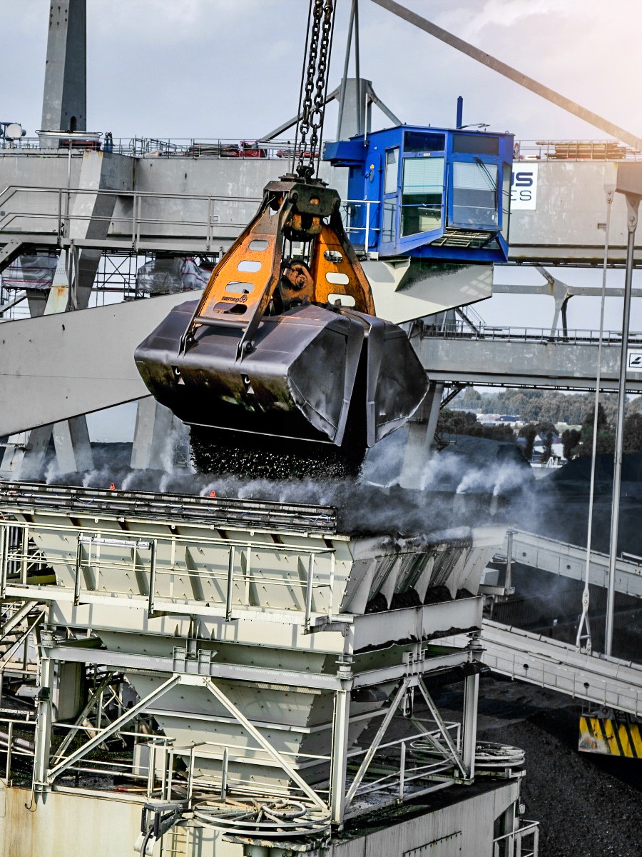 Cargo handling in the port RHENUS Group