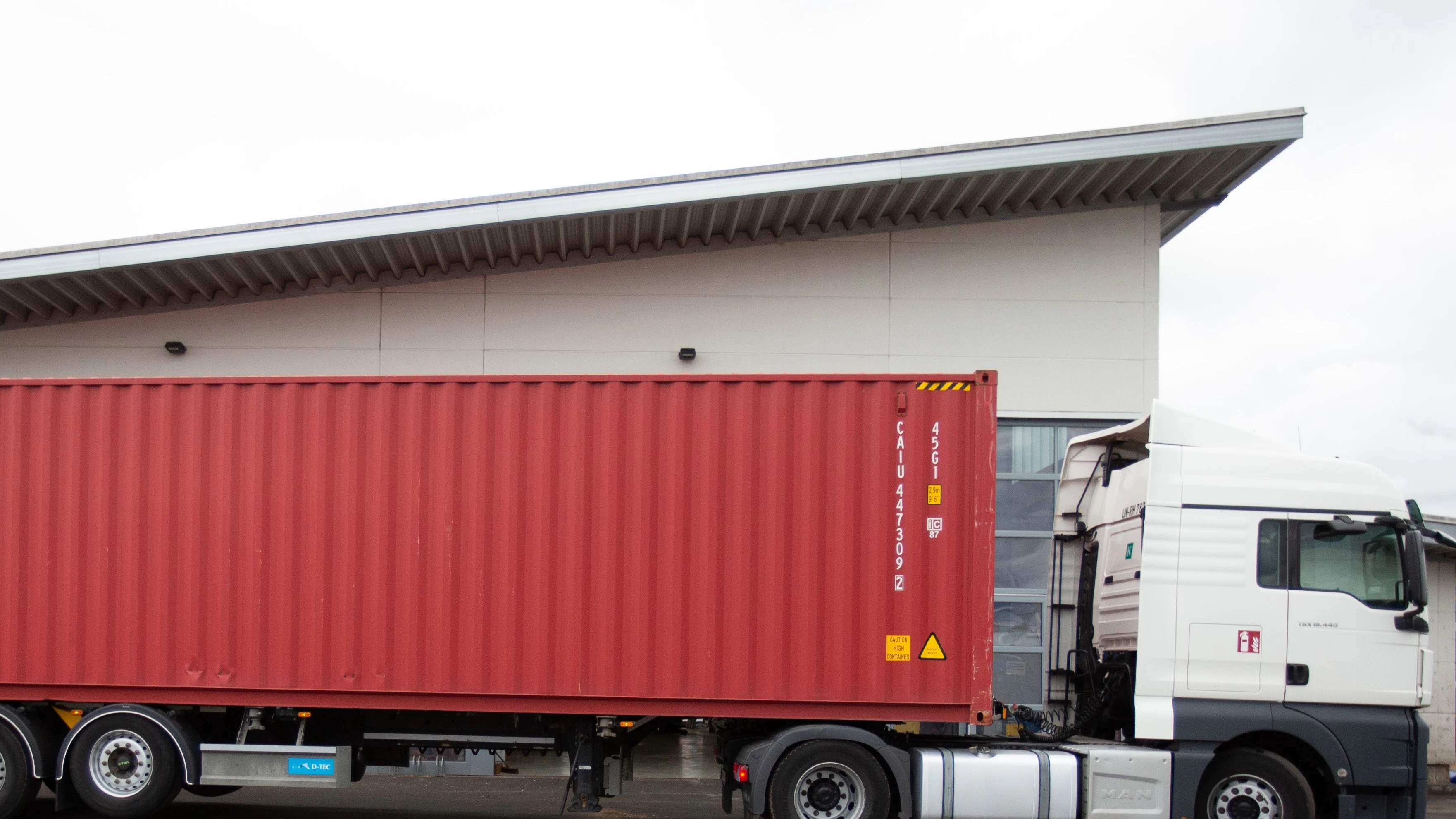 컨테이너 차대로 구성된 트럭