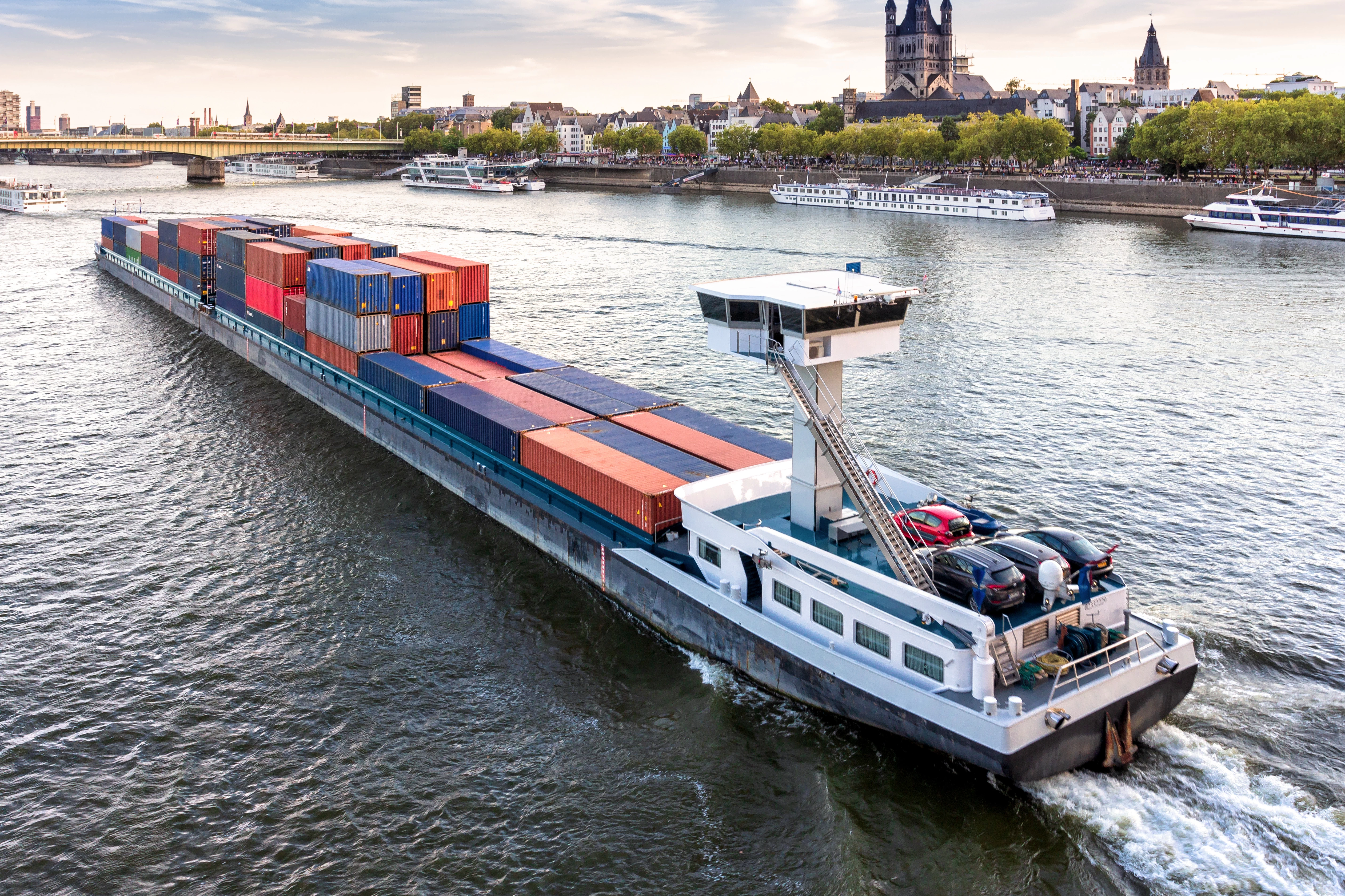 Containertransport per Binnenschiff