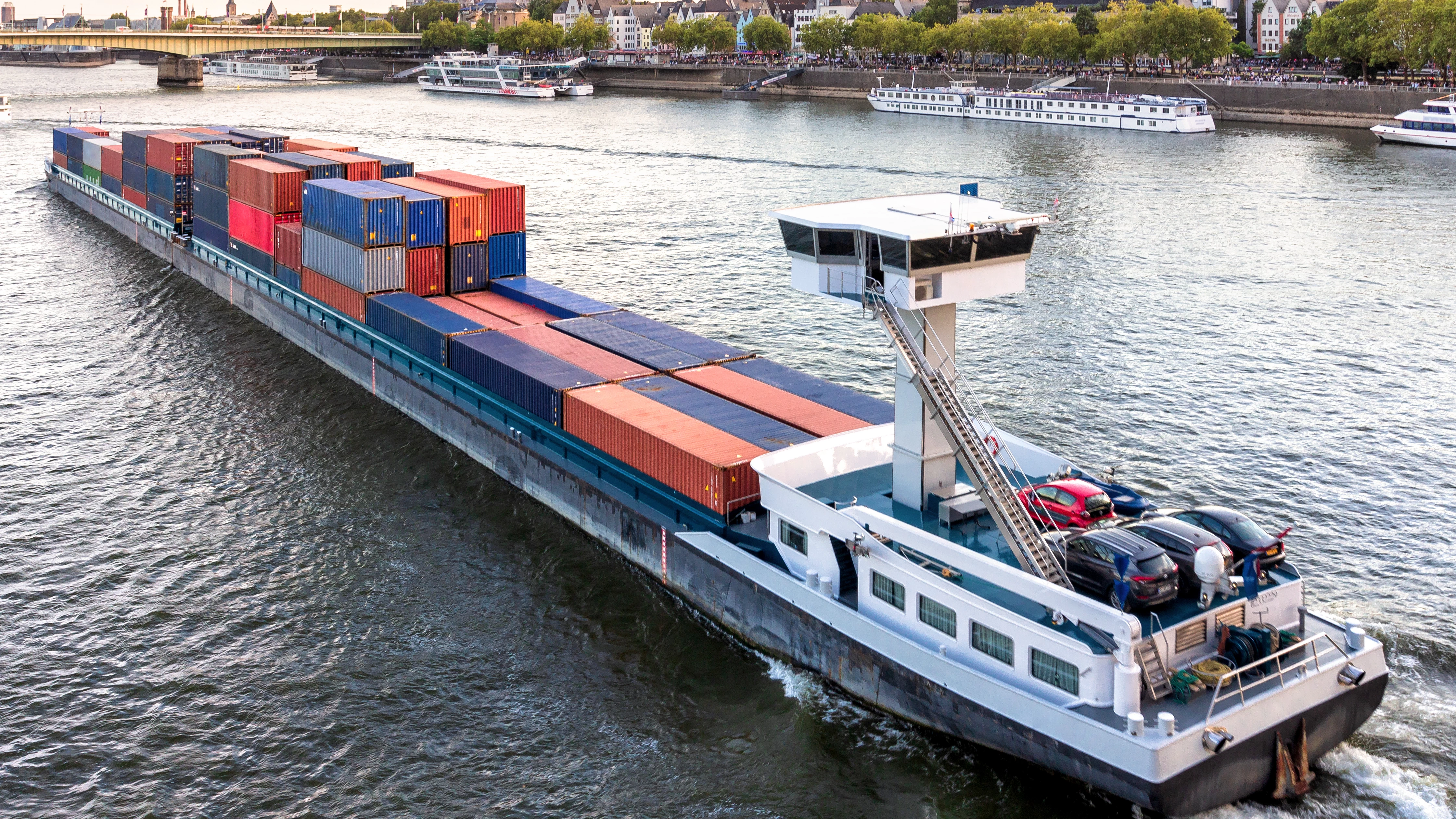 Transport kontenerów barką