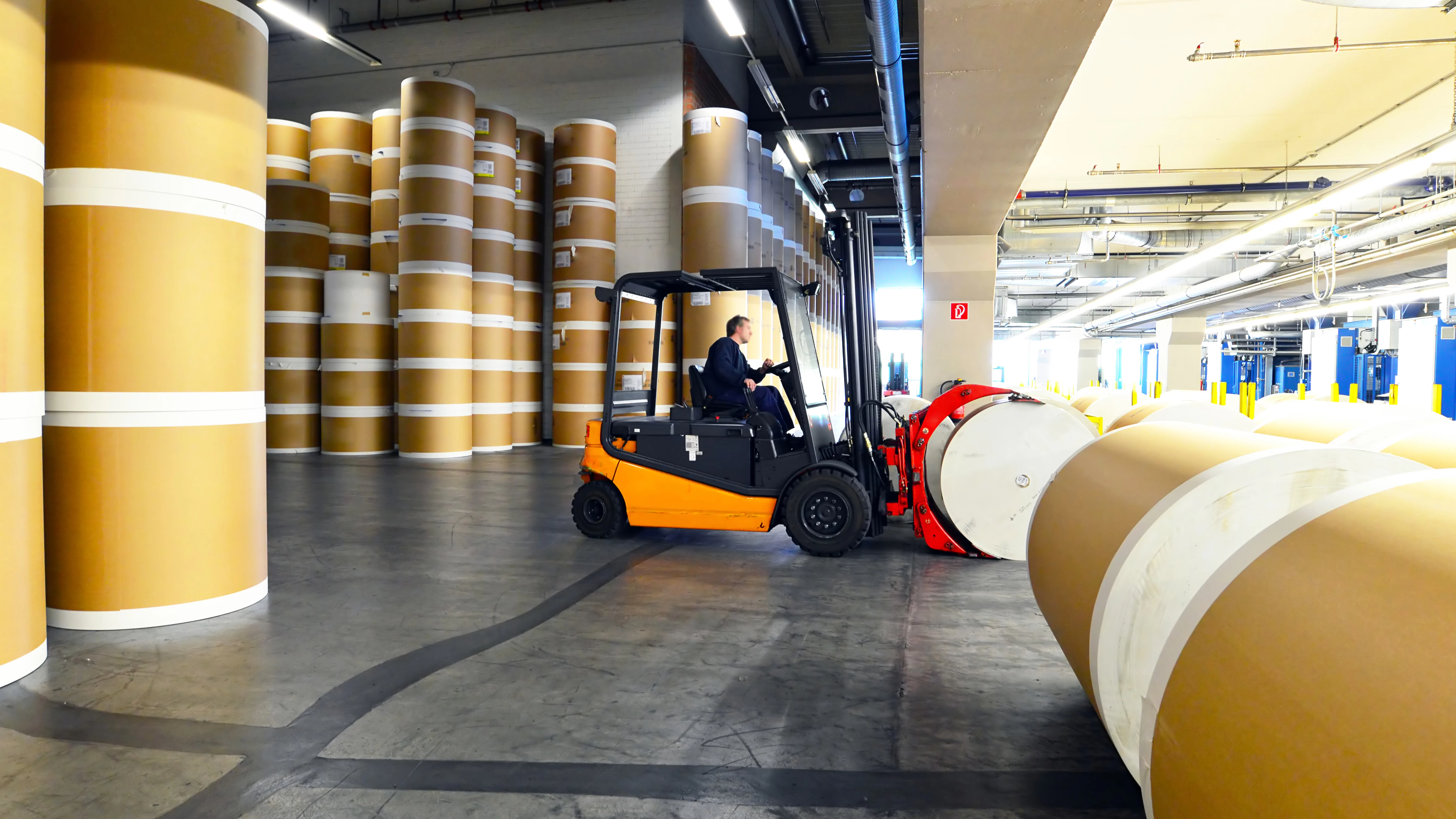종이 롤은 창고에 쌓여 보관됩니다.