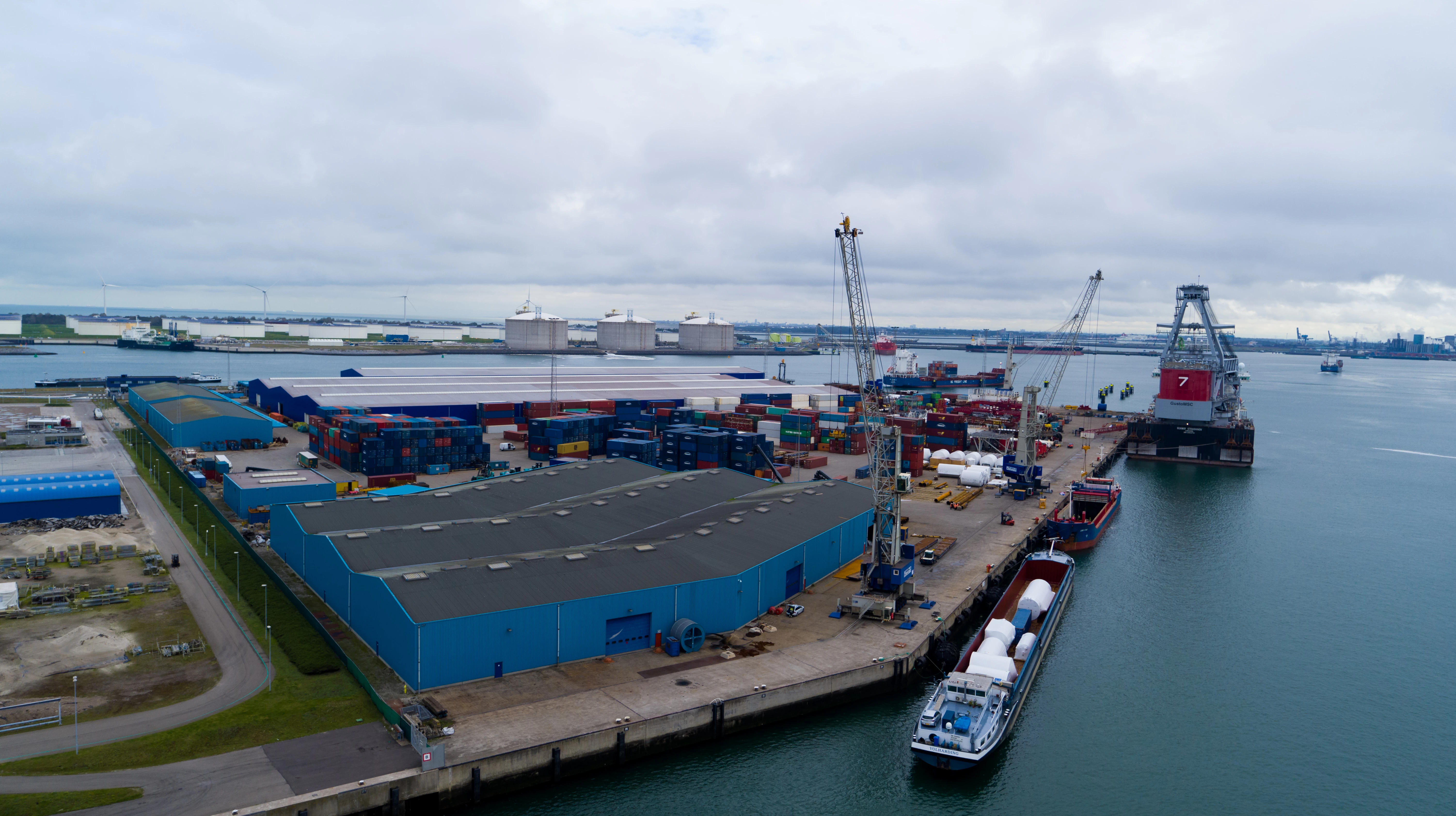 Transshipment onto a coaster