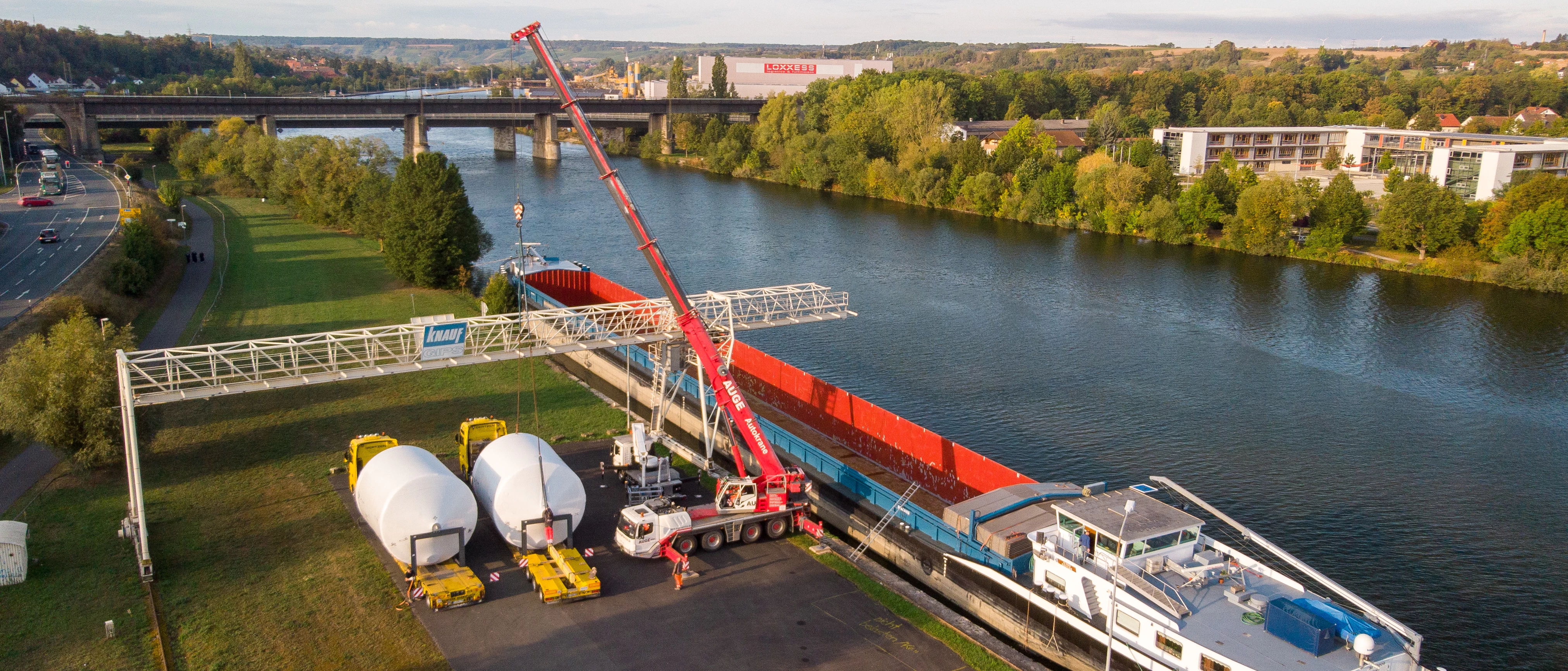 Transshipment via crane Transshipment via crane