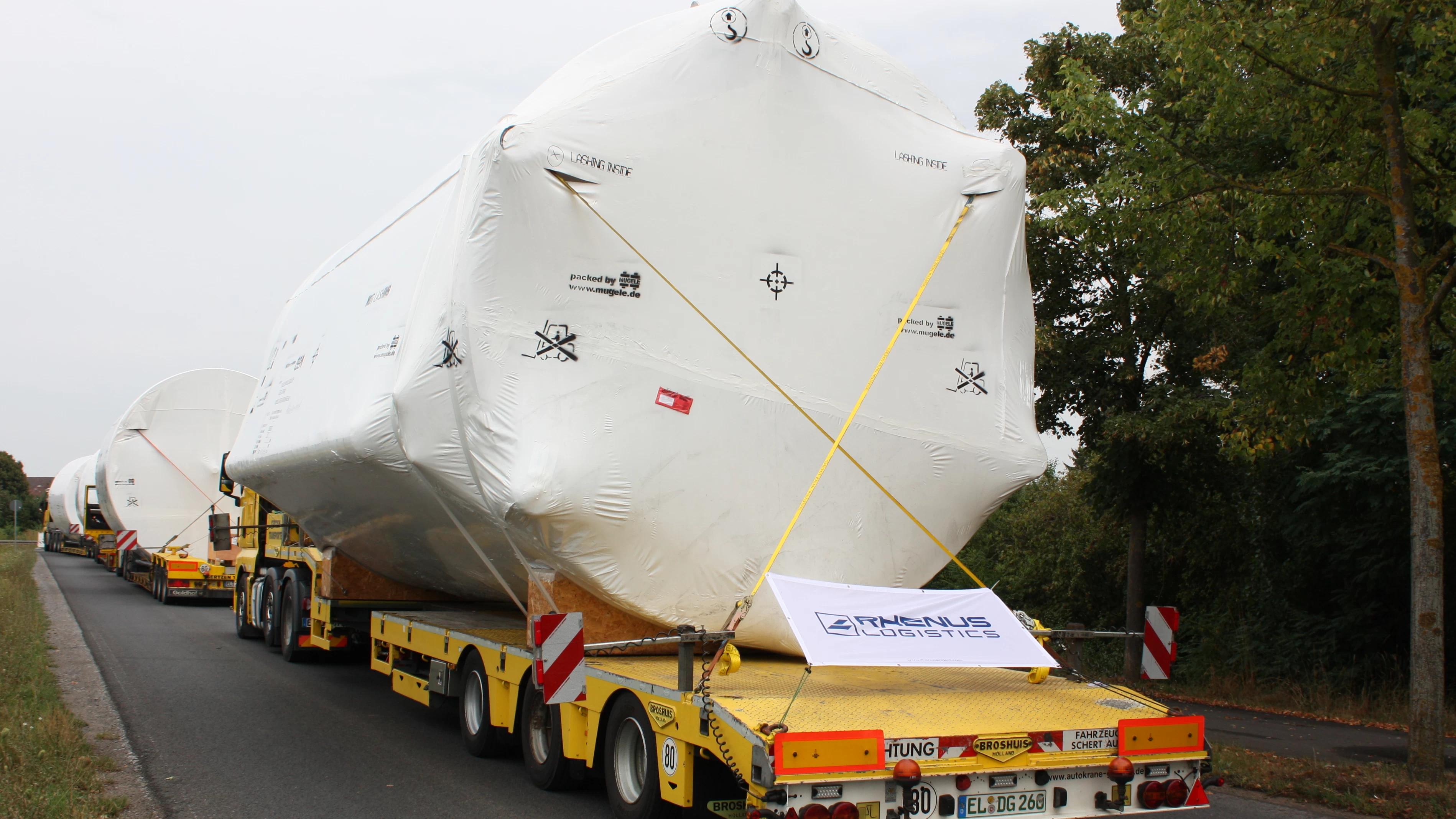 ÜBERGROSSER TRANSPORT ÜBER DIE STRASSE