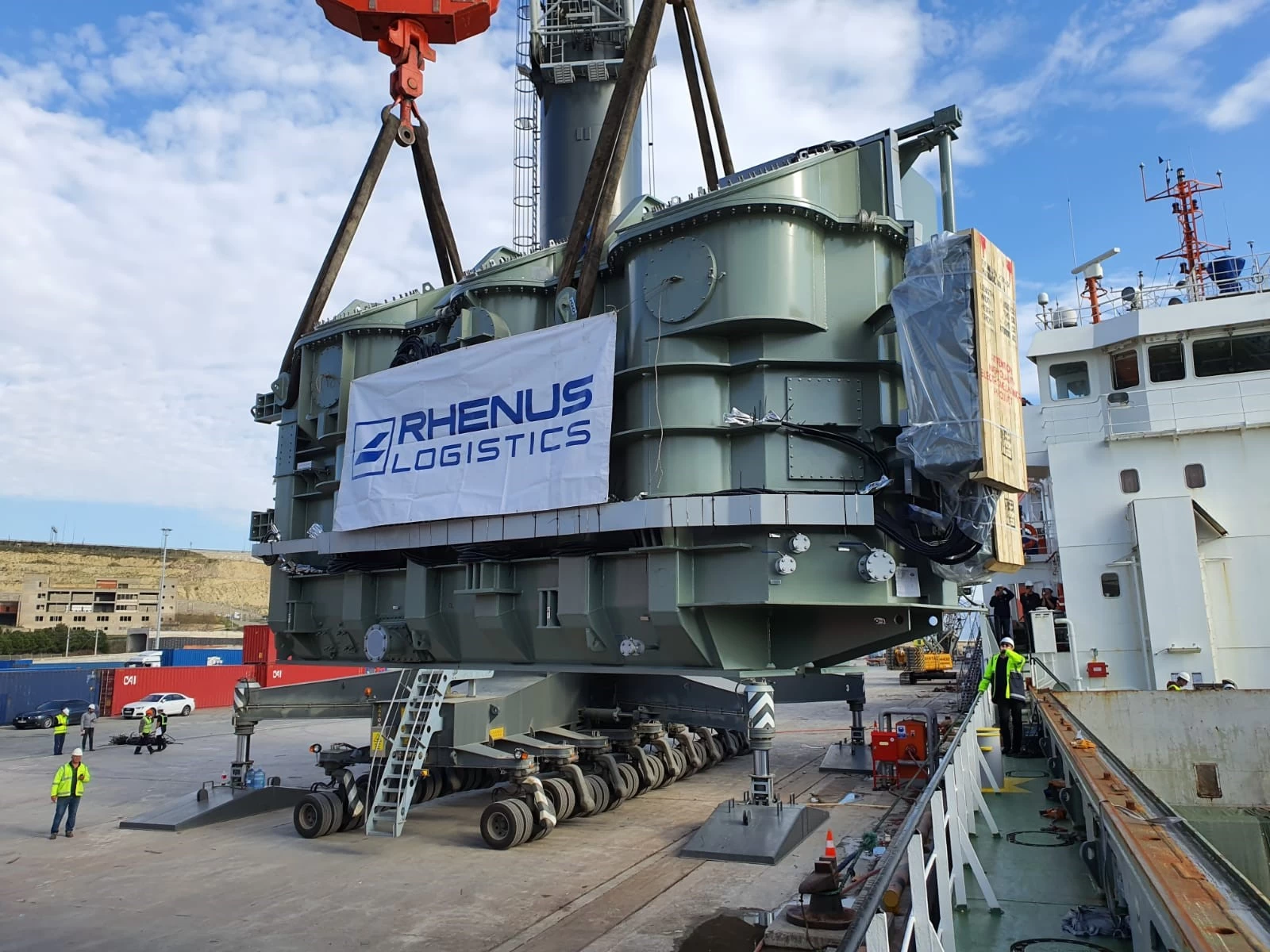 Transport of a 176 t green transformer