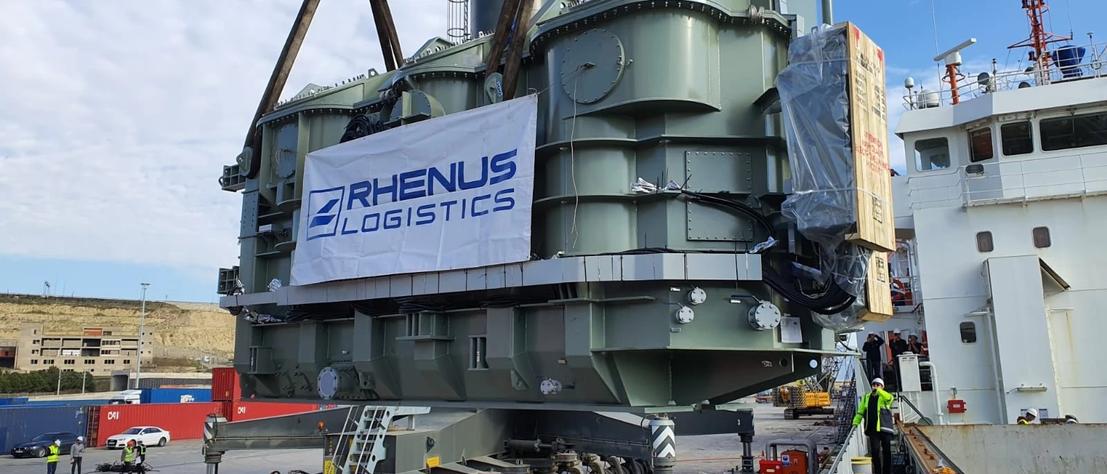 Transport of a 176 t green transformer